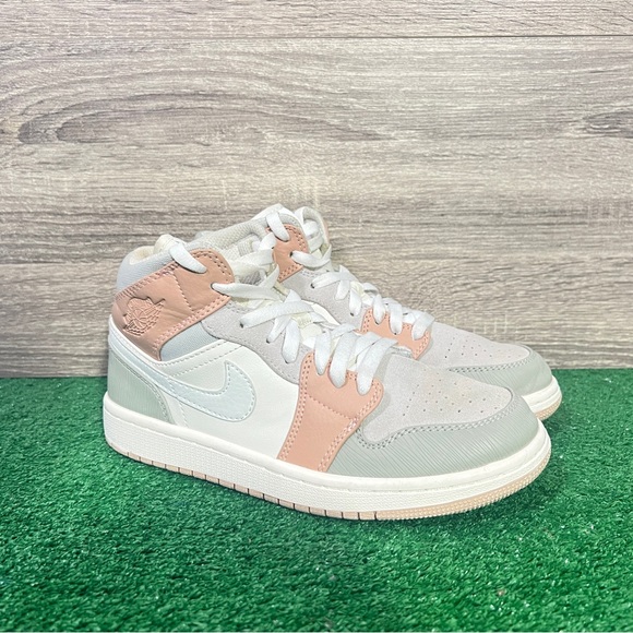 Women's Nike Air Jordan 1 Mid Milan Size 8 CV3044-100 - Picture 2 of 9